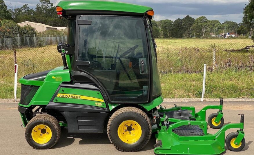 2017 John Deere 1585